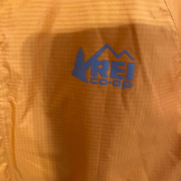REI Yellow Raincoat Lightweight Athletic Style - Picture 4 of 7